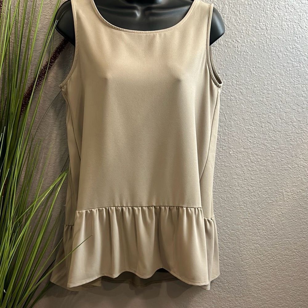 #75 Boutique coffee, sleeveless, ruffle fancy tank size medium